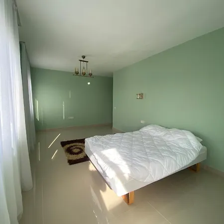 Four-bedroom By The Sea דירה *
