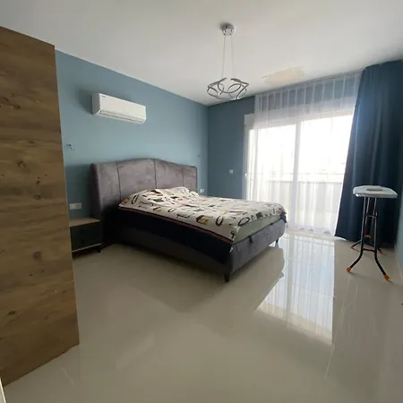 דירה Four-bedroom By The Sea *